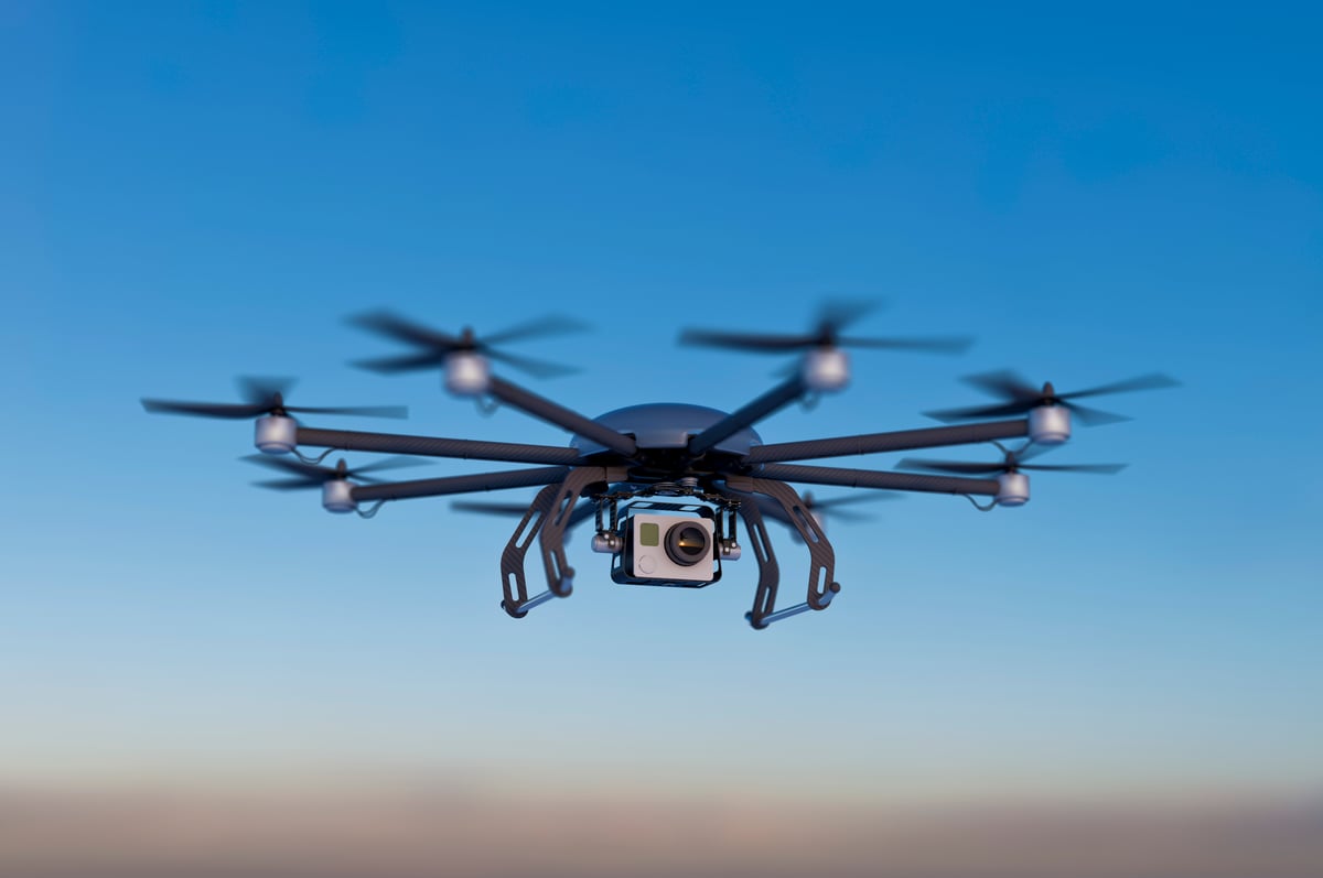 Большой квадрокоптер для человека. Дрон над калужской областью. Много беспилотников в небе. Откуда берутся дроны. Квадрокоптер в небе.